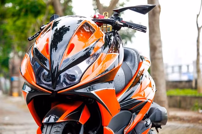 Phần dàn chân với những chi tiết xi mạ inox trước kia được sơn tĩnh điện lại màu đen mờ giúp xe trở nên cứng cáp hơn. Phía trên, choá đèn xe cũng được sơn pha lê khói để mặt tiền ngầu hơn, tôn lên mặt nạ chế.