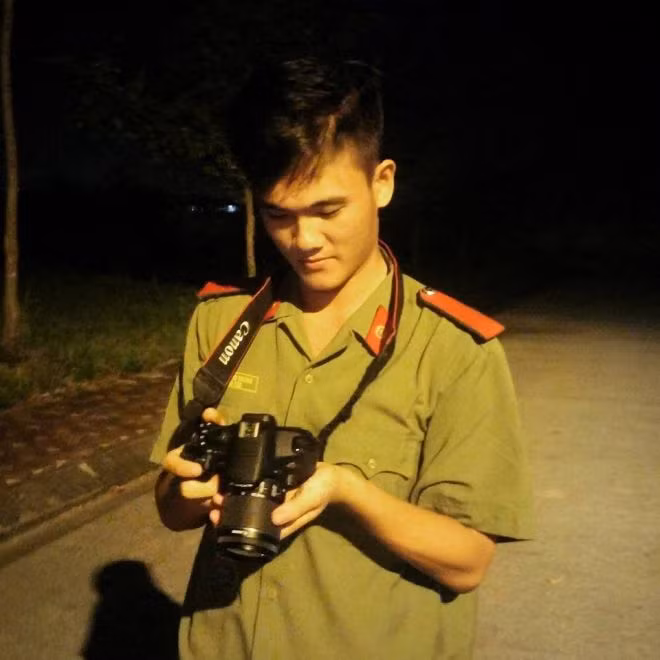 Được biết, nhân vật chính trong clip này là Lê Trần Bảo Trung, sinh năm 1996, quê Cẩm Xuyên, Hà Tĩnh. Hiện tại, nam sinh này đang học năm 2, chuyên ngành Kỹ thuật điện tử truyền thông, trường Đại học Kỹ thuật Hậu cần Công an nhân nhân. Ngay sau khi clip được chia sẻ lên các trang mạng, Trung đã nhận được rất nhiều lời mời kết bạn. Trước đó, nam sinh này không học qua trường lớp đào tạo thanh nhạc nào. Hiện tại, cậu đang tập guitar để có thể vừa hát vừa đánh đàn. Đa số các bình luận khen ngợi giọng hát ấm áp của chàng công an trẻ tuổi.