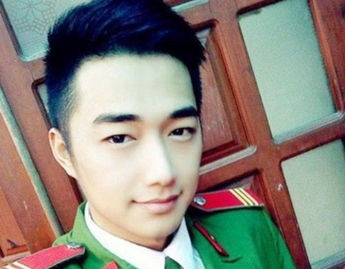 Nam cảnh sát Nguyễn Thanh Quang (1990) được bạn bè gọi với biệt danh là Quang Uno. Chàng trai hiện đang công tác tại Đội điều tra và hình sự, Công an quận Hồng Bàng, TP. Hải Phòng và đến nay đã có 5 năm trong nghề. Sở hữu vẻ ngoài điển trai, lịch lãm, nam cảnh sát Quang Uno khiến nhiều người quan tâm hơn khi khoác trên mình bộ quân phục công an.