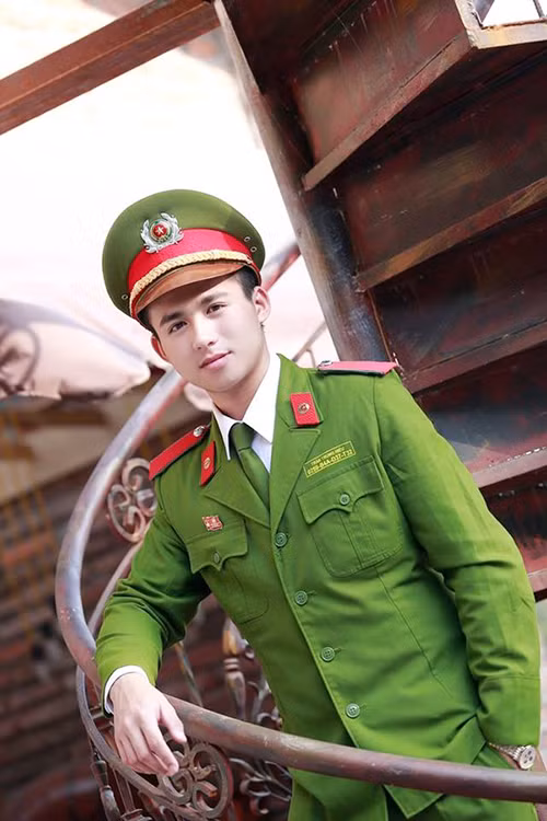 Sở hữu vẻ ngoài cực kỳ điển trai, “hot boy cảnh sát” Trần Trung Hiếu nhanh chóng trở thành một trong những chàng trai khiến bao cô gái mê mẩn. Hiếu chia sẻ sẽ tiếp tục phấn đấu hơn nữa để hoàn thiện bản thân, cố gắng xây dựng hình ảnh đẹp của người chiến sĩ công an trong lòng nhân dân. Ngoài ra, chàng trai sẽ tích cực hơn trong các hoạt động xã hội giúp đỡ cộng đồng.