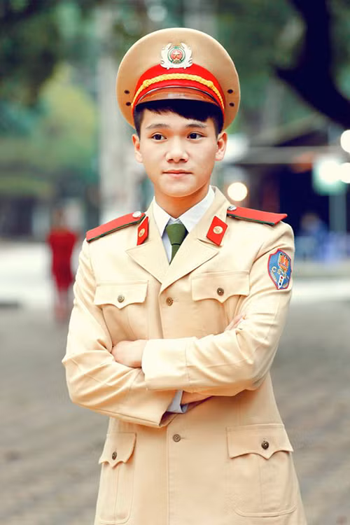 Hot boy Bế Tuấn Kiệt luôn thu hút sự quan tâm của dân mạng bởi vẻ ngoài điển trai không thua kém các tài tử Hàn Quốc. Tuấn Kiệt sinh năm 1994, đến từ Lạng Sơn. Cậu từng là cựu học viên chuyên ngành Cảnh sát giao thông, Học viện Cảnh sát nhân dân. Chàng trai nổi tiếng với nhiều tài lẻ. Cậu luôn tham gia tích cực hoạt động của trường lớp và ngoài xã hội