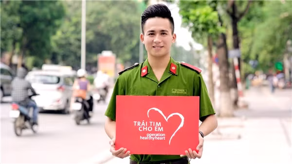 Trần Trung Hiếu từng “làm mưa làm gió” trên mạng xã hội vì sở hữu khuôn mặt cực điển trai, thư sinh. Đó là lý do cậu được cư dân mạng ưu ái tặng danh hiệu “hot boy cảnh sát”. Ngoài công việc học tập, sở thích của Trung Hiếu là chơi thể thao và tham gia các hoạt động xã hội. Cậu còn thường xuyên góp mặt trong các hoạt động từ thiện. Không chỉ có thành tích học tập tốt, chàng trai này còn được xuất hiện trên trang bìa của nhiều tạp chí, nội san ngành nhờ ngoại hình lý tưởng.