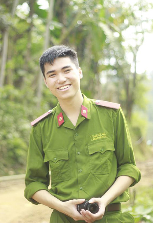 Nam sinh cảnh sát điển trai, tài năng Trần Thế Anh (học viên chuyên ngành Cảnh sát đường thủy nội địa, Học viện Cảnh sát nhân dân) vừa sở hữu vẻ ngoài điển trai vừa sở hữu bảng thành tích học tập xuất sắc. Không chỉ sở hữu thân hình chuẩn với chiều cao 1,82m, Thế Anh còn gây ấn tượng bởi làn da trắng và nụ cười duyên với chiếc răng khểnh. Nam cảnh sát tương lai luôn nhận được tình cảm yêu mến từ thầy cô, bạn bè và được mọi người gọi với biệt danh là "Đậu". Nổi tiếng là một nam sinh năng động, chàng trai này còn có rất nhiều tài lẻ như ca hát, nhảy. Thế Anh luôn được mọi người yêu quý bởi sự hài hước, vui tính.