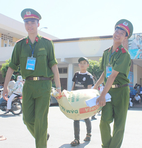 Không chỉ là thành viên chủ chốt trong câu lạc bộ tình nguyện Học viện Cảnh sát nhân dân, nam sinh điển trai này còn là một trong những tình nguyện viên tích cực tham gia các hoạt động thiện nguyện. Thế Anh mong muốn khi ra trường sẽ vận dụng tốt những kiến thức đã học vào thực tiễn và có cơ hội theo đuổi các bậc học cao hơn. Chàng trai sẽ cố gắng hết mình để trở thành một chiến sỹ công an nhân dân giỏi, nhiệt huyết.