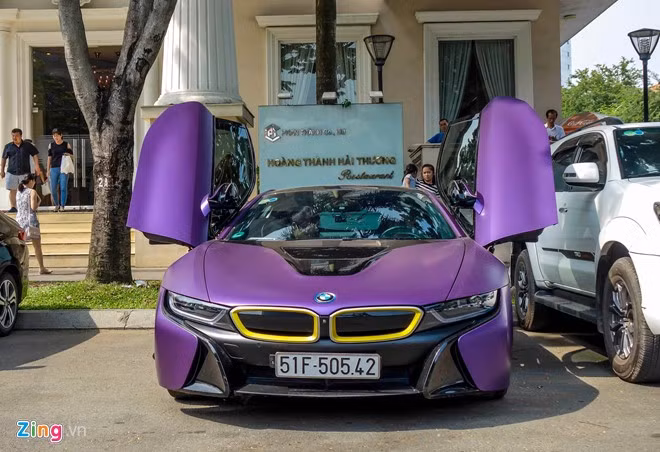 BMW i8 màu xám chì nhưng mới được dán lớp decal màu tím mờ bắt mắt. Lưới tản nhiệt trước dán màu vàng nổi bật.
