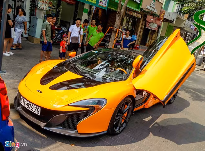 Siêu xe trị giá khoảng 16 tỷ đồng gây chú ý trên phố đi bộ Nguyễn Huệ.