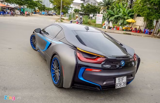 Tại Việt Nam, BMW i8 mới có giá khoảng 7 tỷ đồng, tuy nhiên giờ đây xe cũ được rao giá khoảng 5 tỷ. Hiện nay cả nước có trên 30 chiếc xe loại này.