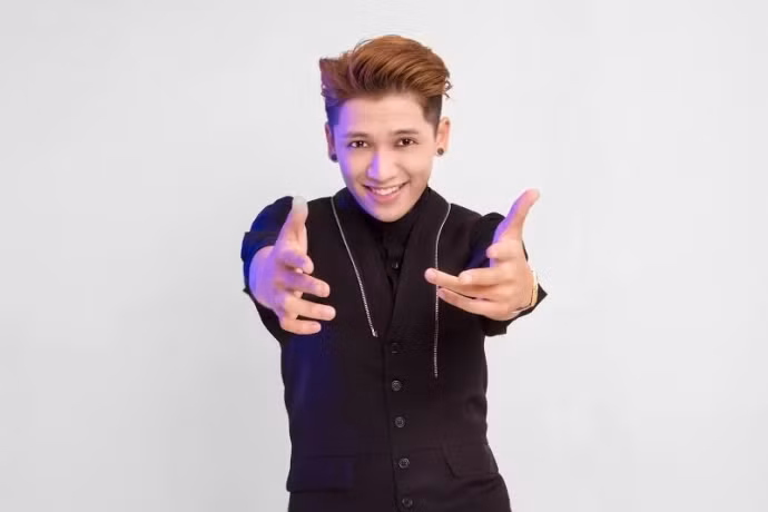 Tháng 8/2016, ca khúc Ngoài anh ra không còn ai khác của ca sĩ Tronie suýt bị Youtube gỡ bỏ vì phát hiện đạo beat của một bản nhạc Thái Lan. Ngay sau khi phía Thái Lan phát hiện vụ đạo nhạc, đại diện của nam ca sĩ Tronie đã liên lạc với chủ nhân bản nhạc gốc để xin phép được sử dụng phần beat của ca khúc này. Rất may là chủ nhân của bản nhạc này đã đồng ý không truy cứu và cho phép Tronie sử dụng phần beat kèm theo một mức phí.