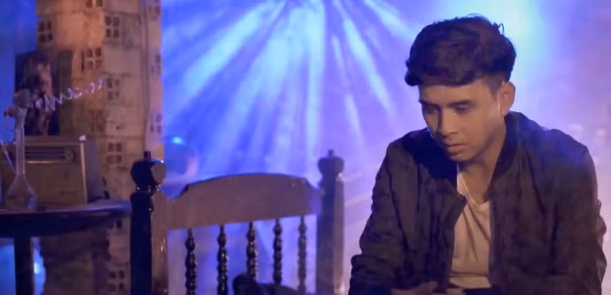 MV ca khúc Khói độc của nam ca sĩ Hồ Quang Hiếu phát hành ngày 6/7 đã lập tức bị cộng đồng phát tố đạo hình ảnh MV Bad của nhóm nhạc Hàn Quốc Infinite (phát hành ngày 12/7/2015). Cư dân mạng chỉ ra, hình ảnh khói bốc lên qua tán cây màu đỏ ở giây 0:19 của MV Khói độc, giống hệt MV Bad ở giây 1:51. Rất nhiều cư dân mạng đã lên tiếng, chỉ trích nam ca sĩ coppy hình ảnh của Bad để đưa vào MV mà không chịu sửa đổi. Trong đó, các fan của nhóm nhạc Infinite vô cùng bức xúc, khi hình ảnh MV của thần tượng mình bị ăn cắp trắng trợn để đưa vào MV của giọng ca Con bướm xuân. Ngay sau phản hồi của dư luận, ekip Hồ Quang Hiếu đã cắt bỏ cảnh bị tố đạo. Phía dưới MV, nam ca sĩ thừa nhận trong quá trình sản xuất, đạo diễn có cắt hình ảnh MV của nhóm Infinite mà anh không biết.