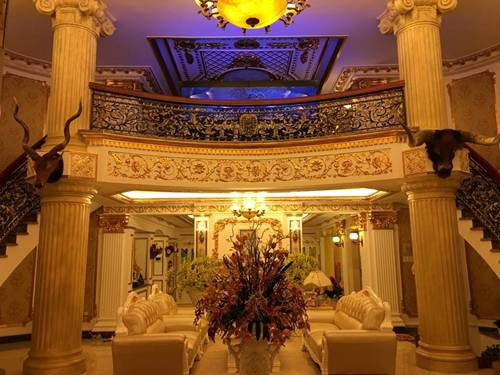 Ngay ngày đầu năm mới, Lý Nhã Kỳ đã đăng tải một loạt những hình ảnh mới nhất về phòng khách của mình. Trên trang cá nhân của mình, cựu Đại sứ du lịch Việt Nam chia sẻ: "Mùng 1 nên mọi thứ đã hoàn chỉnh. Ngày mai đi nước ngoài công tác rồi. Nhưng an ủi được một chút là sẽ ăn cơm trưa cùng với mẹ và gia đình trước khi đi." Đây là lần đầu tiên, người hâm mộ được nhìn thấy một phần biệt thự của Lý Nhã Kỳ. Căn biệt thự lấy tông màu vàng chủ đạo với nội thất sang trọng theo phong khách hoàng gia. Các chi tiết trong nhà được chạm trổ hoa văn tinh xảo.