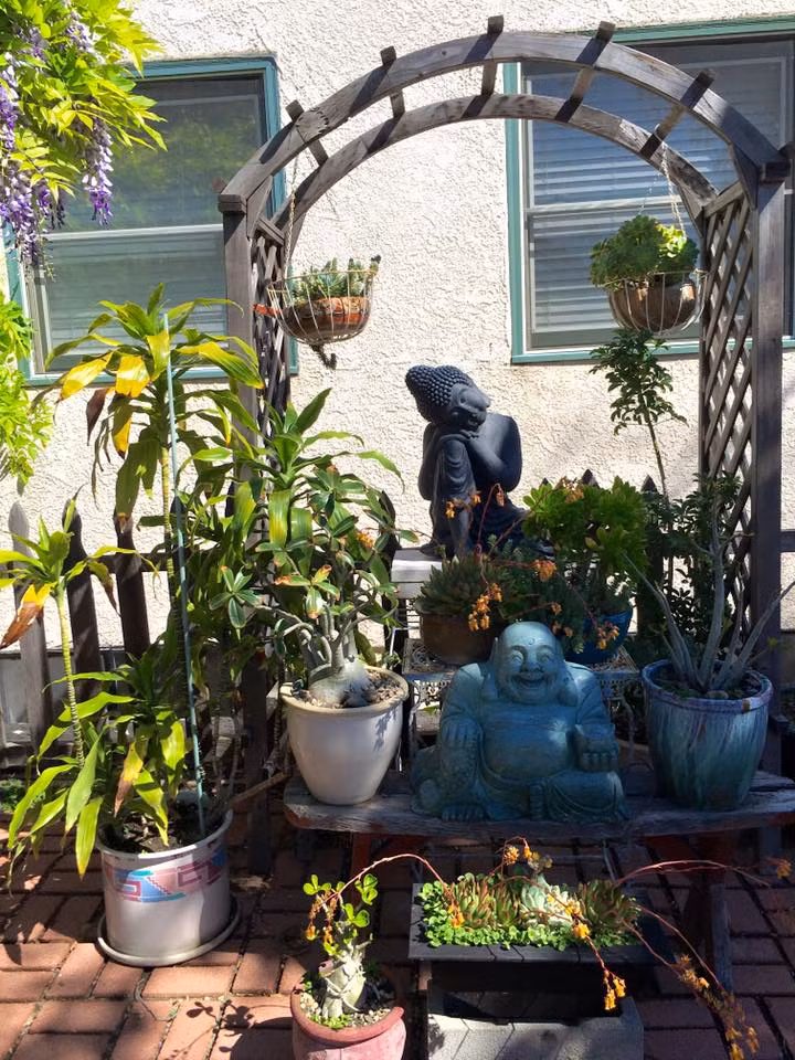 Thúy Nga theo đạo Phật nên trong nhà của cô luôn có những khoảng không gian thiền tĩnh lặng. Dù là ngôi nhà của Thúy Nga ở TP.HCM hay bên Mỹ thì cô cũng đều khéo léo bày tượng Phật ở các góc trong nhà.