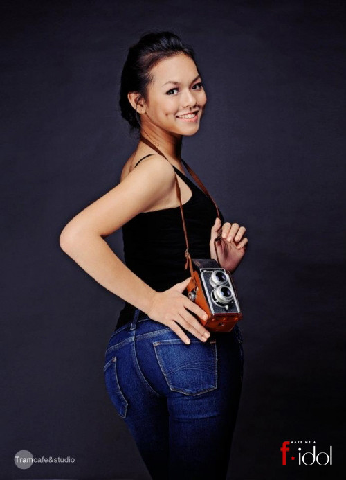 Với ngoại hình hấp dẫn, Quỳnh Mai tự tin tham dự nhiều cuộc thi sắc đẹp và phong cách. Vào năm 2012, cô tham dự cuộc thi Thần tượng thời trang F - Idol.