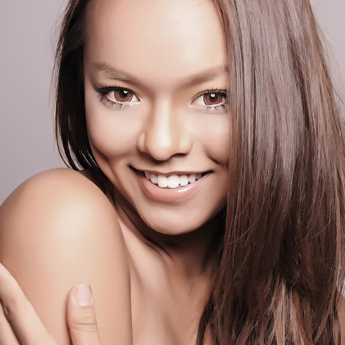 Ngô Thị Quỳnh Mai sinh năm 1995. Cô đến từ trường Trung cấp Múa TP.HCM và từng học múa 6 năm. Hiện nay ngoài việc làm người mẫu, Quỳnh Mai còn là một vũ công.