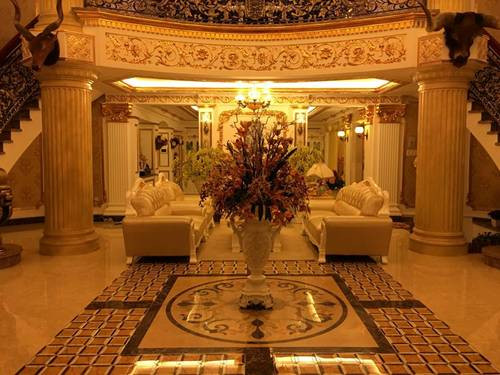 Có người chia sẻ nội thất trong nhà Lý Nhã Kỳ được thiết kế theo nội dung của một câu chuyện trong kinh Diệu Pháp Liên Hoa, kết hợp với câu chuyện trên trống đồng Đông Sơn Ngọc Lũ. Theo đó, màu vàng chủ đạo là màu của Phật. Hai đầu Hươu giả và Trâu giả đang kéo 2 chiếc xe pháp của Phật. Hoa văn cuộn tròn được phối giữa hai đầu thú và phần hoa văn uốn tròn trên vách thờ đức Quán Thế Âm là bánh xe trước và bánh xe sau của 2 cỗ xe Pháp.