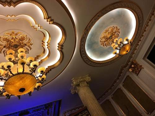 Phía trên trần nhà được thiết kế cầu kì như một bầu trời thu nhỏ.