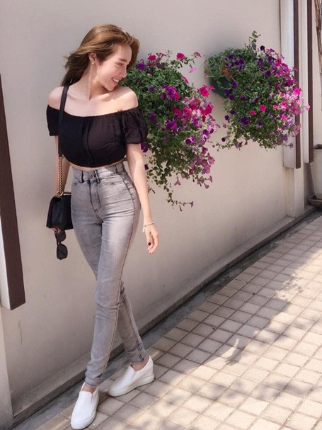 Trong trang phục khỏe khoắn với quần jeans mix cùng áo crop top, bà mẹ hai con Elly Trần khoe trọn ba vòng "mướt mắt" khiến nhiều người phải ghen tỵ.
