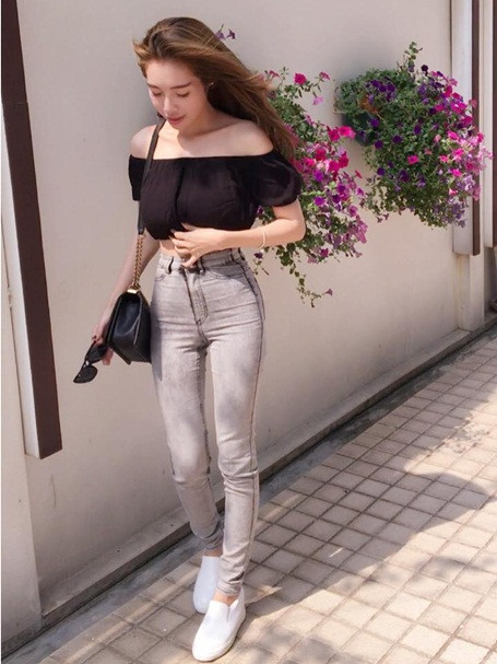 Vòng eo con kiến của Elly Trần thu hút sự chú ý của mọi người.