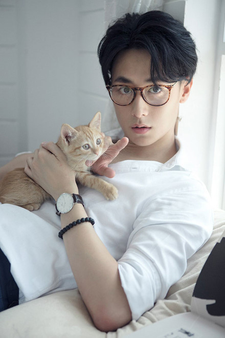 Sở hữu vẻ điển trai, gương mặt góc cạnh, Rocker được nhiều người gọi là "nam thần".