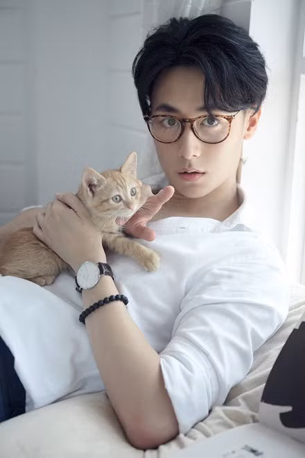 Sở hữu vẻ điển trai, gương mặt góc cạnh, Rocker được nhiều người gọi là "nam thần".