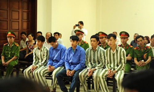 Các nhân chứng (từ trái qua) Tùng, Đáng, Trung, Cường, Lâm tại phiên tòa phúc thẩm xử Giáp.