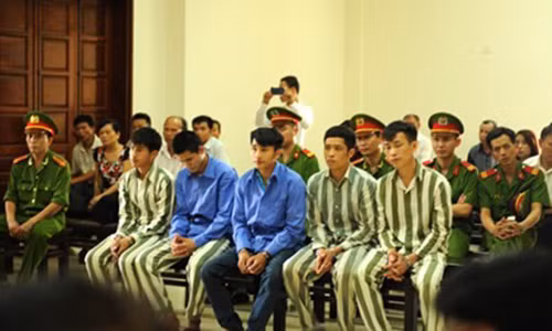 Các nhân chứng (từ trái qua) Tùng, Đáng, Trung, Cường, Lâm tại phiên tòa phúc thẩm xử Giáp.