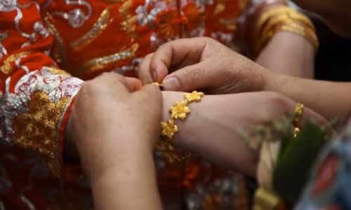 Nga ngua voi mon no tien ty cua chong sau dam cuoi khung