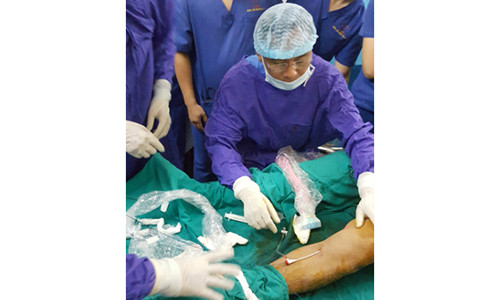 Các bác sĩ Khoa Tim Mạch, Bệnh viện Quân y 103 thực hiện kỹ thuật cho bệnh nhân Vượng.