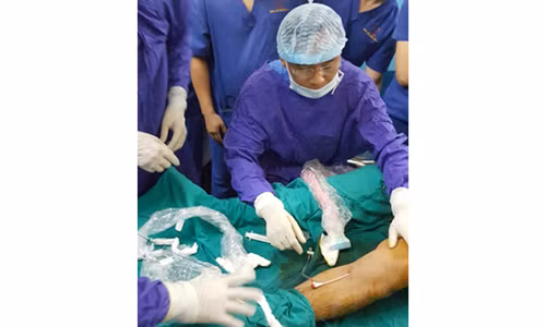 Các bác sĩ Khoa Tim Mạch, Bệnh viện Quân y 103 thực hiện kỹ thuật cho bệnh nhân Vượng.