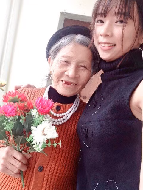 Hinh anh cam dong cua sinh vien mo coi va ba 75 tuoi-Hinh-2