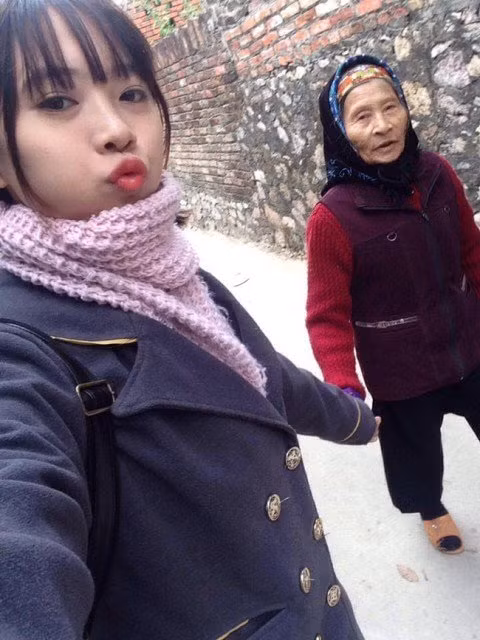 Hinh anh cam dong cua sinh vien mo coi va ba 75 tuoi