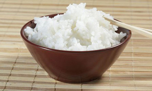 Khi ăn cơm nhanh, nhai không kỹ thì cơm sẽ không được nghiền nhỏ, làm tăng gánh nặng cho dạ dày. Ảnh minh họa.