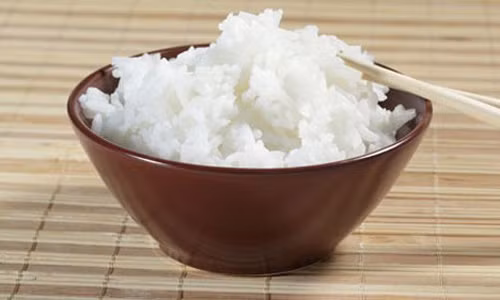 Khi ăn cơm nhanh, nhai không kỹ thì cơm sẽ không được nghiền nhỏ, làm tăng gánh nặng cho dạ dày. Ảnh minh họa.