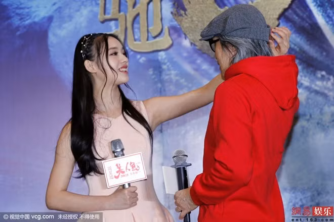 Lâm Duẫn thân thiết với Châu Tinh Trì trong buổi họp báo. Ảnh: 163.