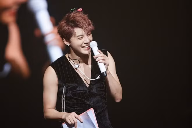 TvN cho hay, Junsu xếp vị trí thứ 4 trong Top nghệ sĩ giàu nhất Hàn Quốc. Về bất động sản, anh sở hữu khu nhà cao cấp ở Paju, Gyeonggido trị giá khoảng 1,6 triệu USD, một biệt thự khác tại khu vực Cheongdamdong, Gangnam lên đến 2,4 triệu USD. Junsu hiện còn là chủ khách sạn cao cấp ở đảo Jeju. Nam ca sĩ trẻ còn sở hữu 7 siêu xe cao cấp.