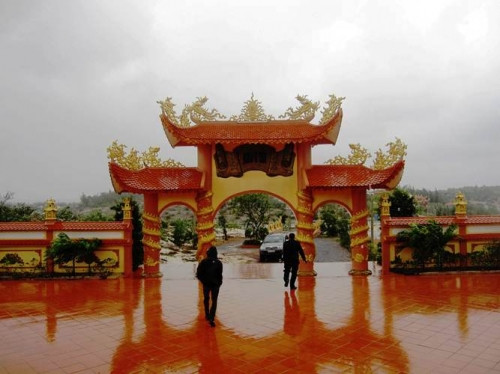 Nằm cạnh tuyến đường tránh lũ QL1A (từ Quảng Ninh đi Lệ Thủy) nên từ khi xây dựng xong đến nay, rất nhiều người đi qua đã dừng chân vào thắp hương, tham quan hai lăng mộ độc nhất vô nhị trên cát này.