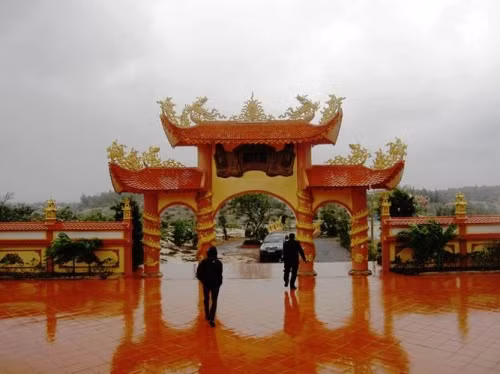 Nằm cạnh tuyến đường tránh lũ QL1A (từ Quảng Ninh đi Lệ Thủy) nên từ khi xây dựng xong đến nay, rất nhiều người đi qua đã dừng chân vào thắp hương, tham quan hai lăng mộ độc nhất vô nhị trên cát này.