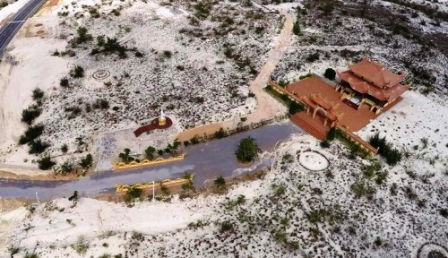 Còn đây là khu lăng mộ của cụ bà Nguyễn Thị Dào (SN 1937, mất 2009), lăng mộ được xây dựng vào đầu năm 2014, đến cuối năm ấy thì hoàn thành.