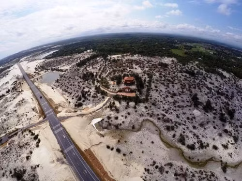 Ông Sỹ tự hào cho biết, cả hai lăng mộ đều nằm ở vị trí phong thủy đẹp, trong đó khu lăng mộ của cụ ông có một dòng suối nhỏ chạy qua, uốn lượn tựa thế Rồng.