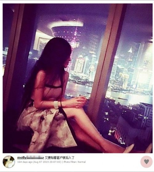 Tuy nhiên câu chuyện của Molly ngày càng thu hút sự quan tâm và chú ý của dân mạng, đặc biệt là giới trẻ. Không ít người đã lên tiếng chỉ trích lối sống buông thả và hành động trơ trẽn lên mạng xã hội khoe khoang của cô. Danh tính và chân dung thực sự của cô gái có thân hình gợi cảm này hiện vẫn đang là dấu chấm hỏi đối với dân mạng Trung Quốc.