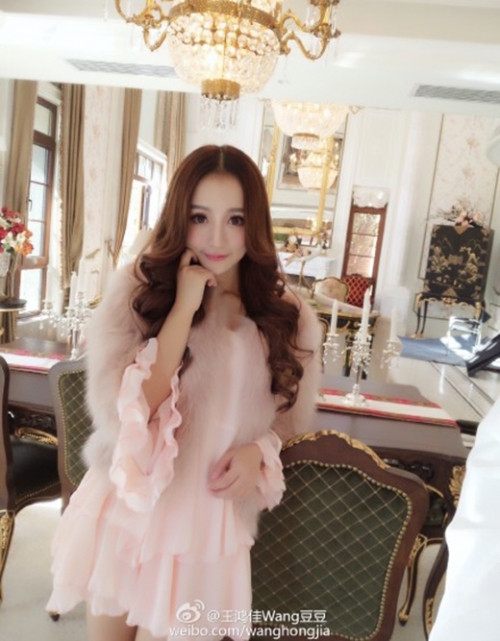 Nhân vật tiếp theo gây sốt đó chính là chủ nhân tài khoản Weibo - Wanghongjia. Những bức hình cực long lanh và sanh chảnh của Wanghongjia trên trang cá nhân biến cô trở thành hot girl mạng xã hội được nhiều người "săn lùng", tìm kiếm. 