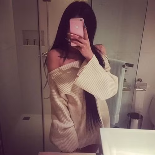 Nhân vật đầu tiên được nhắc đến ở đây là chủ nhân tài khoản instagram có tên bắt đầu là Molly - 1 cô gái xinh đẹp người Trung Quốc. Cũng như rất nhiều bạn trẻ khác, Molly thường xuyên chia sẻ và cập nhật trạng thái, cuộc sống, công việc của mình trên trang cá nhân. Thế nhưng, điều khiến Molly trở thành cái tên tâm điểm dư luận là việc cô cập nhật những hình ảnh và câu chuyện vô cùng "biến thái" cùng lối sống buông thả của mình.