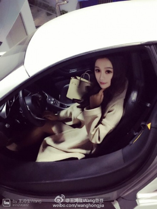 Tuy nhiên, đáp trả lại điều này, Hongjia bày tỏ: “Tôi dựa vào chính mình thì có gì phải xấu hổ. Tôi chỉ hẹn gặp để xem xe chứ không hề bán thân để có được nó”.