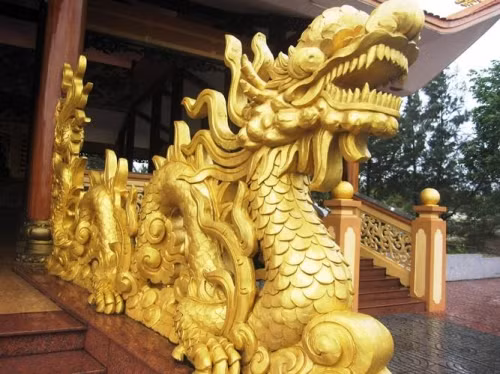 Nổi bật trong khu lăng mộ này là 4 con rồng uy nghi và đầy linh khí, được đắp lên bằng đôi bàn tay khéo léo, tinh xảo của những người thợ đến từ Huế. Cũng theo chủ nhân của nó, để đắp được 4 con rồng này, những người thợ phải trải qua 6 tháng làm việc cật lực và liên tục.