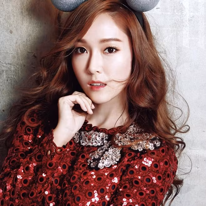 Ở vị trí thứ 5 là Jessica Jung. Cựu thành viên SNSD có thu nhập hơn hẳn các cô bạn trong nhóm nhờ việc mở rộng kinh doanh thời trang với hệ thống gần 50 cửa hàng tại Hong Kong, Trung Quốc, Mỹ và Hàn Quốc.