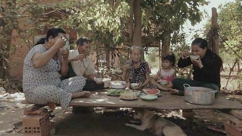 Bữa cơm chiều ngày giáp Tết, tuy đơn sơ nhưng ấm áp tình mẫu tử..