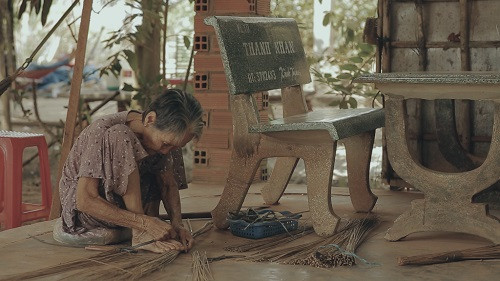 Nguồn sống chính của cụ là làm chổi tre bỏ mối cho người ta, nếu ế thì mang đi bán dạo.