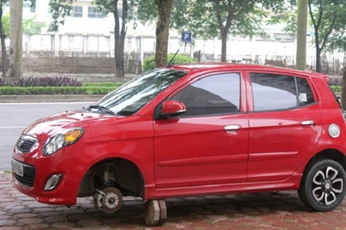 Tên trộm này hẳn vừa được "nâng cấp" từ trộm bánh xe máy sang bánh xe hơi nên còn lúng túng, quên là xe hơi có 4 bánh chăng? (Ảnh: Internet).