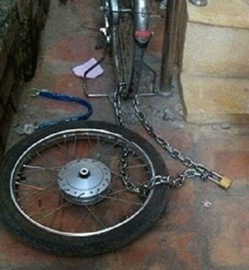 Vì xe bị khóa bánh nên hẳn tên trộm nghĩ đó là... phụ tùng quý giá nhất của chủ xe mà chừa nó lại chăng? (Ảnh: Internet).