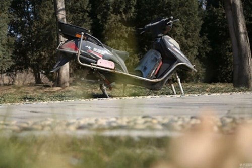 Không hiểu vì cớ sự gì mà lại xảy ra "chuyện đau lòng" giữa đường thế này. (Ảnh: Internet).