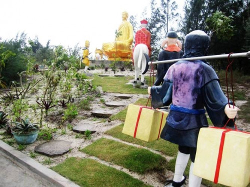 Trong khuôn viên khu lăng mộ, ông Sỹ cho dựng hoạt cảnh thầy trò Đường Tam Tạng trên đường đi thỉnh kinh. “Khi cha tôi còn sống, ông thờ phật và một lòng đi theo đạo Phật. Vì vậy, tôi muốn xây dựng hoạt cảnh này nhằm nhắc nhở con cháu ghi nhớ các giáo lý của Phật pháp như người cha, người ông khi còn sống đã thực hiện”, ông Sỹ chia sẻ.